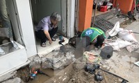 Cày xới, đục nát vỉa hè ở Hà Nội: Mới lát xong, nhưng quận nói &apos;đào hè là không tránh khỏi&apos;