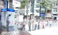 Dòng người xếp hàng chờ vào buồng khử khuẩn