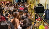 Người Sài Gòn chen chân mua hàng giảm giá
