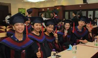 Các tân thủ khoa phấn khởi tại lễ vinh danh và nhận học bổng Nâng bước thủ khoa