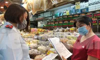Tiểu thương chợ Phạm Văn Hai trưng giấy tờ hàng hóa cho đoàn kiểm tra