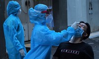 Lấy mẫu xét nghiệm COVID-19 (ảnh: HCDC)