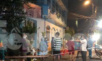 Người dân khu dân cư Nam Long xếp hàng lấy mẫu xét nghiệm COVID-19