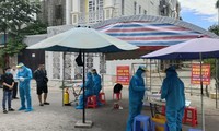 Lấy mẫu xét nghiệm COVID-19 tại TPHCM (ảnh: HCDC)