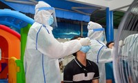 Lấy mẫu xét nghiệm tại chợ Sơn Kỳ