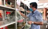 Cán bộ, giáo viên "đi chợ hộ" giúp người dân