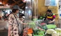 Người dân chọn mua thực phẩm tại chợ Bến Thành
