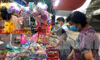 Người dân TPHCM mua sắm cuối năm