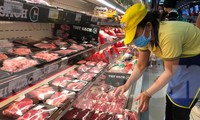 Hàng hóa đầy ắp quầy kệ nhưng khá vắng khách mua