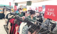 Hàng nghìn sản phẩm giảm &apos;sập sàn&apos; giữa... bão giá