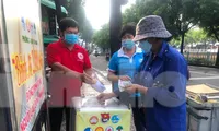 Bánh mì thịt, tô cháo... 1.000 - 2.000 đồng ấm lòng thời bão giá