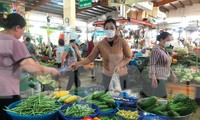 Xăng giảm 4 lần nhưng hàng hóa vẫn neo giá, Hội Lương thực thực phẩm TPHCM nói gì?