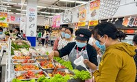 Siêu thị khuyến mãi mùa &apos;bão giá&apos;, khách tấp nập vào mua sắm
