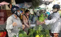 30 Tết: Phiên chợ cuối cùng tấp nập từ sáng sớm, trái cây ‘nhảy giá’ chóng mặt 