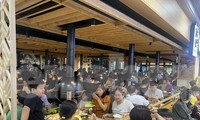 Quán ăn trung tâm thương mại đông nghịt khách, chờ 30 phút chưa được phục vụ