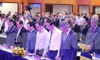Đại biểu dự diễn đàn kinh tế TPHCM mặc niệm các nạn nhân vụ cháy ở Hà Nội, lũ quét Lào Cai 