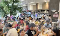 Hàng ăn ở trung tâm thương mại kín chỗ ngày mùng 3 Tết