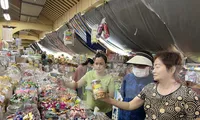 Chợ Tết thưa thớt, tiểu thương &apos;ngóng theo từng du khách&apos;
