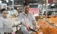 Bên trong chợ đồ khô lớn nhất TPHCM ngày cận Tết