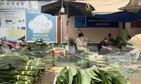 Chợ lá dong &apos;vang bóng một thời&apos; ở TPHCM ế ẩm, tiểu thương thở dài