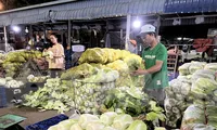 Hoa trái ùn ùn về chợ đầu mối ở TPHCM, giá ổn định