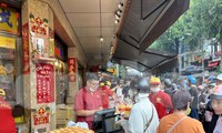 Lo không mua được heo quay cúng Thần Tài dù đã xếp số, nhưng chờ cả trăm người đứng trước