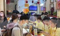 Giá vàng tăng giảm loạn xạ, người dân TPHCM ùn ùn đi bán