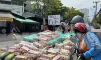 Vì sao trứng gà tràn chợ, giá chỉ 1.500 đồng/quả?