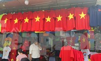 Người dân TPHCM nườm nượp đi mua áo, mũ, cờ đỏ sao vàng