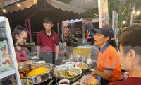 Mưa tầm tã, người dân vẫn chờ thưởng thức các món ngon phương Nam