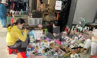 Bất ngờ 'hàng hiệu' vài chục ngàn đồng tràn lan chợ, 'mua nhiều còn được giảm giá'