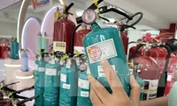 Thang dây, bình xịt, mặt nạ đắt hàng ở TPHCM: Cẩn trọng khi mua