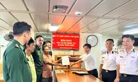 Hải quân cứu tàu cá ngư dân Bình Định gặp nạn trên biển