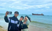 Giới trẻ 'rần rần' đến check-in con tàu mắc cạn ở bờ biển Ninh Thuận