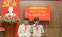Hai nam sinh dũng cảm cứu em nhỏ đuối nước 
