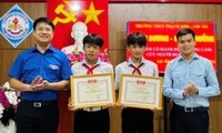 Khen thưởng hai nam sinh cứu người đuối nước 