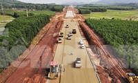 Nhộn nhịp công trường cao tốc Bắc - Nam đoạn qua Hà Tĩnh ngày đầu năm