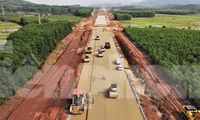Nhộn nhịp công trường cao tốc Bắc - Nam đoạn qua Hà Tĩnh ngày đầu năm