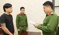 Khống chế người đổ xăng để cướp tài sản