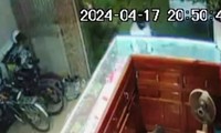 Truy bắt kẻ lái ô tô, xông vào tiệm cướp vàng 