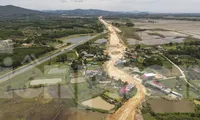 Cao tốc qua Hà Tĩnh thi công &apos;uốn lượn&apos; vì vướng đường điện, nhà dân chưa di dời