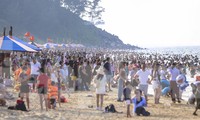 Hàng nghìn du khách ‘phủ kín’ bãi biển Thiên Cầm 