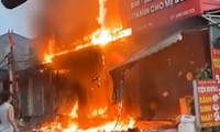 CLIP: Cửa hàng bốc cháy, 4 người đang ngủ thoát chết nhờ tiếng hô hoán 