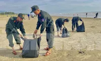 Tuổi trẻ cảnh sát cơ động Hà Tĩnh ra quân bảo vệ môi trường biển