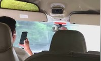 Cộng đồng mạng &apos;thót tim&apos;, bất bình trước hành vi của tài xế xe khách
