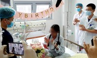 H.M đón sinh nhật đặc biệt trên giường bệnh. Ảnh: FBBV