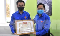 Bí thư thường trực T.Ư Đoàn Nguyễn Anh Tuấn trao tặng bằng khen Đoàn Thanh niên VNPT-IT