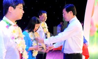 Bí thư thứ nhất T.Ư Đoàn Lê Quốc Phong trao khen thưởng các gương điển hình. Ảnh: Xuân Tùng