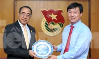 Bí thư thứ nhất T.Ư Đoàn Lê Quốc Phong tặng quà Đại sứ Tanee Sangrat.