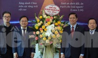 Anh Nguyễn Anh Tuấn - Bí thư thứ nhất T.Ư Đoàn, Chủ tịch T.Ư Hội LHTN Việt Nam tặng hoa chúc mừng Tổng hội Hội thánh Tin Lành Việt Nam (khu vực miền Bắc)